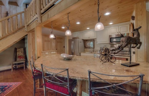 Warrior's Mark Condo | Luxurious. 5 Star Property. Walking distance to Lifts & Main Street. Hot tubs.