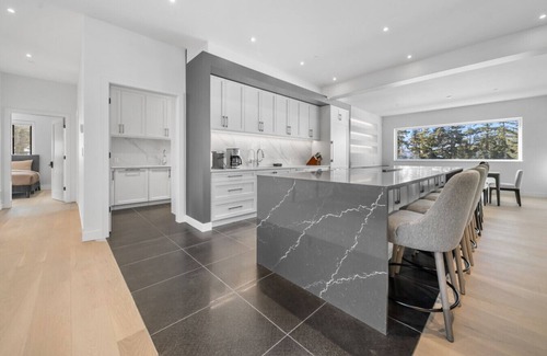 Sea to Sky Highway House | Luxurious 7BR Escape w/Mountain Views & Privacy