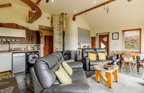 Durham Ski Chalet | Luxurious and stylish modern lodge with one master double and one twin.