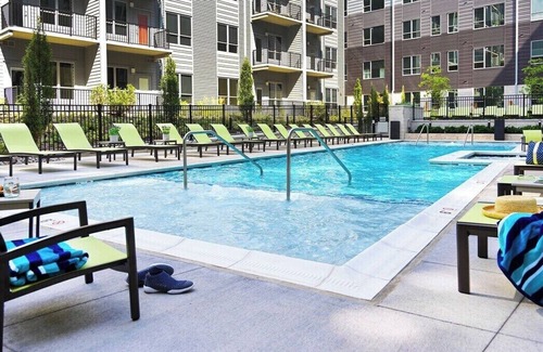 Downtown Louisville Apartment | Luxurious Apartment in the Heart of Downtown Louisville! King Bed, Pool, Gym!