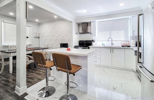 Niagara Falls House | Luxurious Bungalow near falls and Marineland with Heated Pool