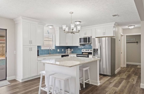 El Centro Beach House | Luxurious & Comfy - Private Pool & Spa - Golf Cart