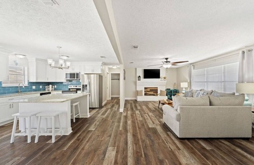 El Centro Beach House | Luxurious & Comfy - Private Pool & Spa - Golf Cart
