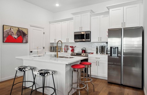 Arlington House | Luxurious Condo w/Premium Amenities! Rooftop Retreat w views of stadiums, private garage & gated entry