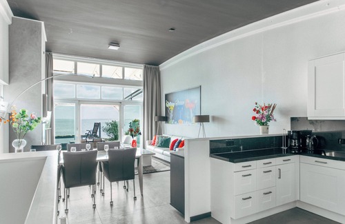 Makkum Cabin | Luxurious Dijkvilla Deluxe with a panoramic view of the IJsselmeer, a private sauna, and two patios at the exclusive Beach Resort Makkum.