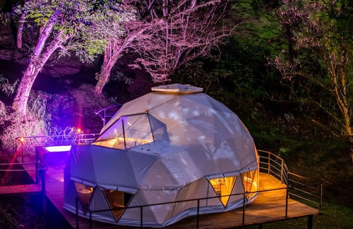 San Francisco House | Luxurious dome-type glamping located under the shade of gigantic trees