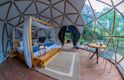 San Francisco House | Luxurious dome-type glamping located under the shade of gigantic trees