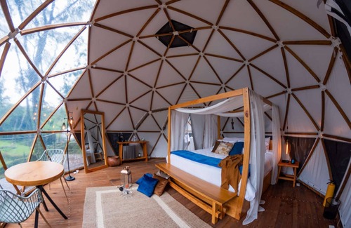 San Francisco House | Luxurious dome-type glamping located under the shade of gigantic trees