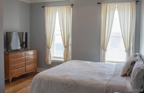 McMinnville House | Luxurious Downtown Townhouse