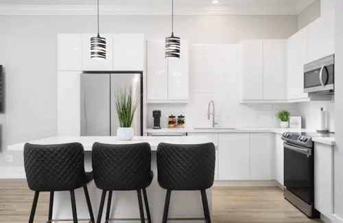 Niagara Falls House | Luxurious Escape