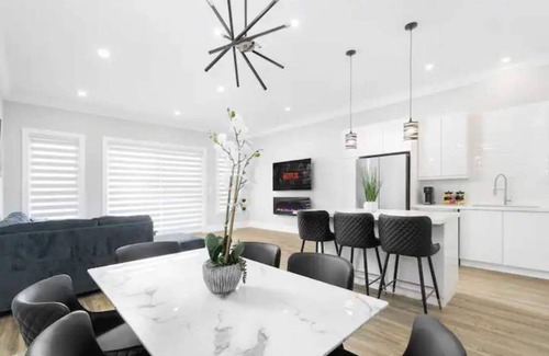 Niagara Falls House | Luxurious Escape