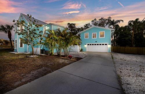 Palm Harbor House | Luxurious Escape Sleeps 9 with Private Pool & Spa