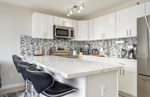 Waikiki Condo | Luxurious, Free Parking & WiFi, Ocean View, Remodeled, 1 BR Condo, No Resort Fee