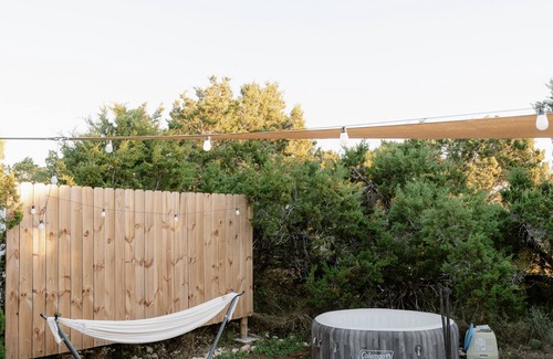 Canyon Lake RV Rental | Luxurious glamping with a/c + hot tub and pool in Canyon Lake