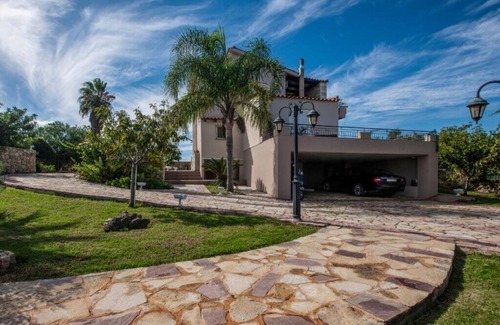 Akrotiri Villa | Luxurious Greek Villa with pool and facilities
