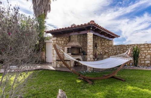 Akrotiri Villa | Luxurious Greek Villa with pool and facilities