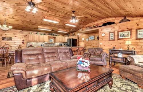 Clyde Cabin | Luxurious Hidden Valley Lodge - Blue Ridge Mountain Retreat!