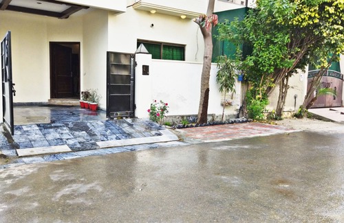 Lahore House | Luxurious Hideout-03 BR W/DD-30 MB WiFi-DHA