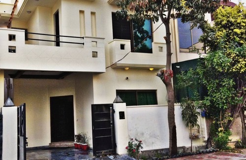 Lahore House | Luxurious Hideout-03 BR W/DD-30 MB WiFi-DHA