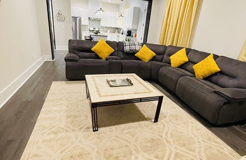 Mountain Island House | Luxurious home for families & professionals