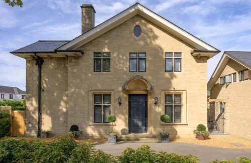 Cheltenham House | Luxurious House Lodge & Garden Private Parking