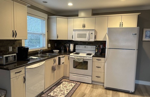 Delta House | Luxurious King Bed Private Entrance In Ladner