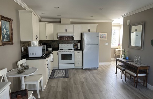 Delta House | Luxurious King Bed Private Entrance In Ladner