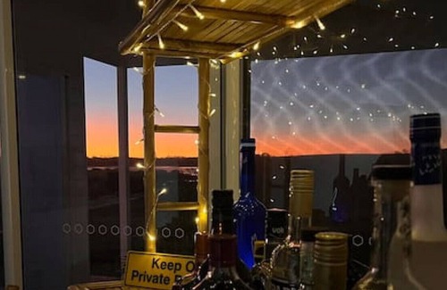 The Honeysuckles House | Luxurious Lake House by the Beach