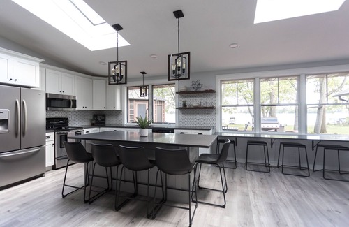 Spooner Cabin | Luxurious Lake McKenzie Cabin Getaway ~ Recently Remodeled!