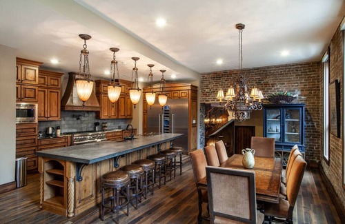Downtown Knoxville Apartment | Luxurious Loft Overlooking Market Square!