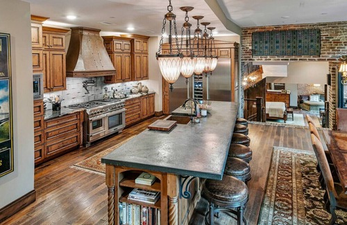 Downtown Knoxville Apartment | Luxurious Loft Overlooking Market Square!