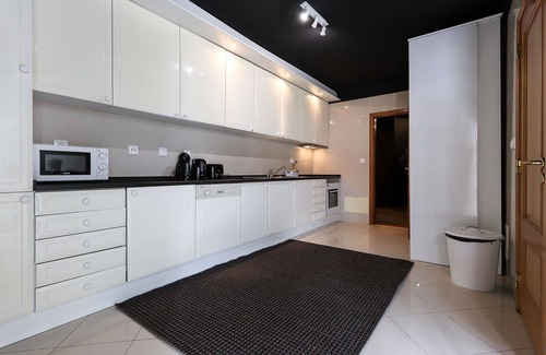 Pena House | Luxurious & Modern central apt w/4 rooms, private terrace and 2 parking spaces