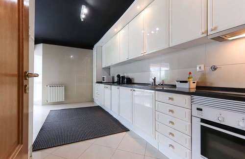 Pena House | Luxurious & Modern central apt w/4 rooms, private terrace and 2 parking spaces