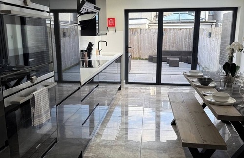 Cathays House | Luxurious Modern House With Garden Close To City Centre