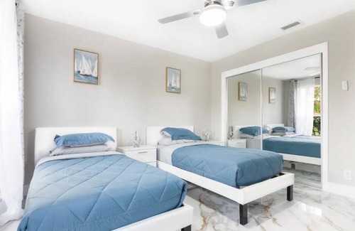 Greenview Shores House | Luxurious modern lakefront home, minutes away from International Equestrian Ctr