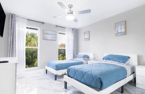 Greenview Shores House | Luxurious modern lakefront home, minutes away from International Equestrian Ctr