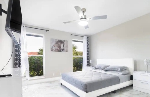 Greenview Shores House | Luxurious modern lakefront home, minutes away from International Equestrian Ctr