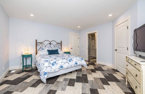 Prince George House | Luxurious new home with games room near the hospital for 10 guests