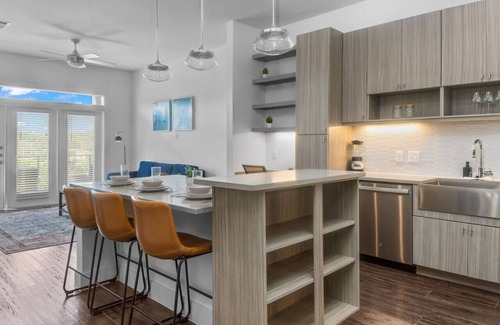 West Oak Hill Apartment | Luxurious New Unit|1Bd1Ba|Pool, Golf Sim
