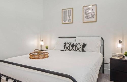 West Oak Hill Apartment | Luxurious New Unit Studio2Ba Pool, Golf Sim
