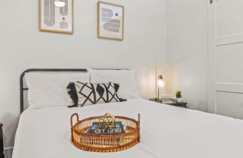 West Oak Hill Apartment | Luxurious New Unit Studio2Ba Pool, Golf Sim