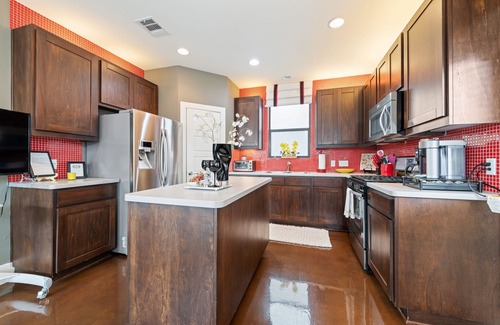 North Austin Civic Association Condo | LUXURIOUS Posh Condo 3 Beds/3 Full Baths! Upscale Deco 5 Minutes From The Domain