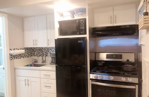 Lake Balboa House | Luxurious Private Guesthouse in Sherman Oaks