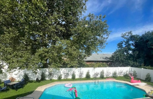 Hicksville Resort | Luxurious Retreat 8 Beds 3 bath with Heated Pool