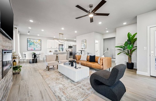Old East Dallas Condo | Luxurious Retreat ~ Gated ~ Hot Tub ~ Skyline View of Downtown Dallas ~ BBQ