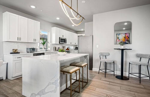 Old East Dallas Condo | Luxurious Retreat ~ Gated ~ Hot Tub ~ Skyline View of Downtown Dallas ~ BBQ