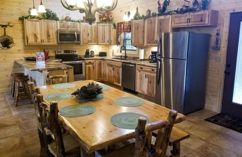 Ridgedale Cabin | Luxurious Retreat in A Spacious Cabin near Big Cedar and Branson