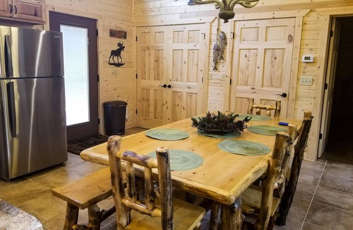 Ridgedale Cabin | Luxurious Retreat in A Spacious Cabin near Big Cedar and Branson