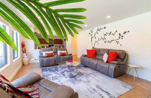 Tamaron House | Luxurious Retreat - FREE HTD Pool - Outdoor Fun