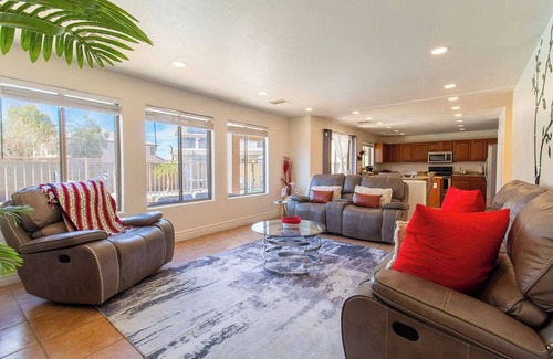 Tamaron House | Luxurious Retreat - FREE HTD Pool - Outdoor Fun